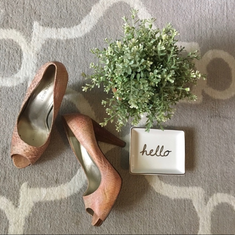 Ninewest 4” Pink Snakeskin Peep-Toe Wooden Heel Pumps